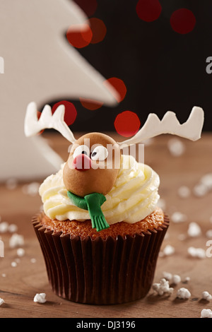 Rudolph Rentier Cupcake am Weihnachtsbaum Hintergrund Stockfoto