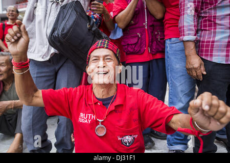 Bangkok, Thailand. 20. November 2013. Thai Red Shirt Anhänger reagieren auf das Verfassungsgericht Urteil, das die Regierung an der Macht bleiben zu können. Tausende von Red Shirts liefern Unterstützer der Pheu Thai Partei in Thailand, versammelten sich im Rajamangala-Stadion in vorstädtischen Bangkok zu hören das thailändische Verfassungsgericht Urteil sein Urteil gegen die Regierung. Das Gericht entschied, dass die jüngsten Bemühungen der Regierung, eine Decke Amnestie Gesetz der thailändischen Verfassung verletzt aber das Gericht nicht die Partei aufzulösen oder die Auflösung der Regierung, die am meisten Angst wurde hatte Stockfoto