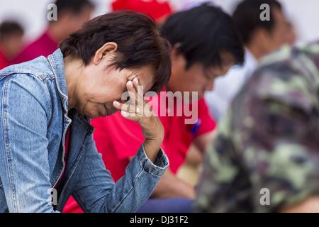 Bangkok, Thailand. 20. November 2013. Thai Red Shirt Fans hören Sie das thailändische Verfassungsgericht liefern sein Urteil gegen die Regierung Mittwoch. Tausende von Red Shirts liefern Unterstützer der Pheu Thai Partei in Thailand, versammelten sich im Rajamangala-Stadion in vorstädtischen Bangkok zu hören das thailändische Verfassungsgericht Urteil sein Urteil gegen die Regierung. Das Gericht entschied, dass die jüngsten Bemühungen der Regierung, eine Decke Amnestie Gesetz der thailändischen Verfassung verletzt aber das Gericht nicht die Partei aufzulösen oder die Auflösung der Regierung, die breite gewesen Stockfoto