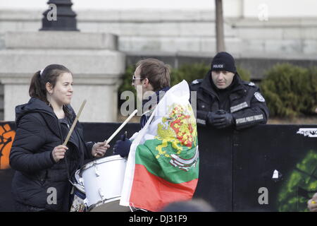 Sofia, Bulgarien; 20. November 2013. Studenten gegen eine Trommel während des Anti-Regierungs-Protests vor dem Parlament. (Credit: Johann Brandstatter / Alamy Live News) Stockfoto