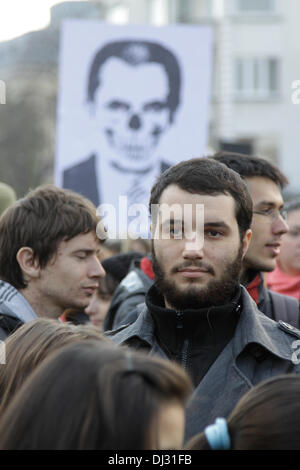 Sofia, Bulgarien; 20. November 2013. Demonstrator in der Menge während der Anti-Regierungs-Kundgebung vor dem Parlament. Das Bild im Hintergrund zeigt PM Oresharski als der Sensenmann. (Credit: Johann Brandstatter / Alamy Live News) Stockfoto