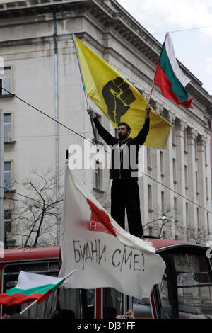 Sofia, Bulgarien; 20. November 2013. Einer der Demonstranten während der Schüler-Rallye wehende Fahnen auf dem Dach von einem alten Bus, Norrowly, die Vermeidung des Kontakts mit den Leitungen der Straßenbahn-Linie.  (Credit: Johann Brandstatter / Alamy Live News) Stockfoto