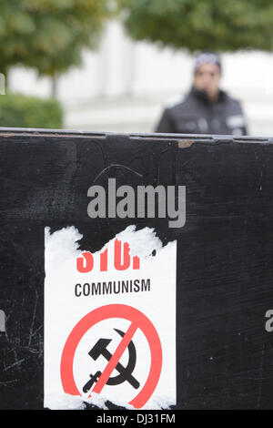 Sofia, Bulgarien; 20. November 2013. Aufkleber "Stop Kommunismus" an der Schranke vor dem Parlament. Diese Barriere ist jetzt weg vom Gebäude für mehr als fünf Monate schließen.   (Credit: Johann Brandstatter / Alamy Live News) Stockfoto