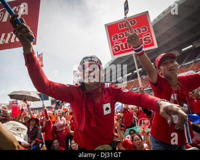 Bangkok, Thailand. 20. November 2013. Thai Red Shirt Anhänger reagieren auf das Verfassungsgericht Urteil, das die Regierung an der Macht bleiben zu können. Tausende von Red Shirts liefern Unterstützer der Pheu Thai Partei in Thailand, versammelten sich im Rajamangala-Stadion in vorstädtischen Bangkok zu hören das thailändische Verfassungsgericht Urteil sein Urteil gegen die Regierung. Das Gericht entschied, dass die jüngsten Bemühungen der Regierung, eine Decke Amnestie Gesetz der thailändischen Verfassung verletzt aber das Gericht nicht die Partei aufzulösen oder die Auflösung der Regierung, die am meisten Angst wurde hatte Stockfoto
