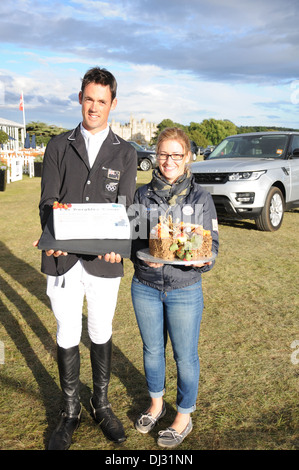 Jonathan Paget und der Bräutigam mit den Kuchen präsentiert von The George Hotel nach dem Gewinn der 2013 Land Rover Burghley Horse Trials Stockfoto