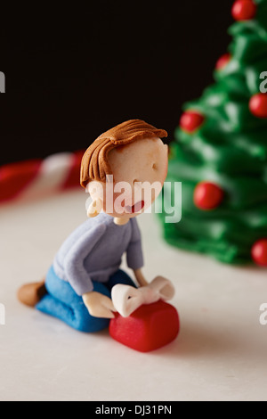 Fondant Weihnachtsbaum Kuchen mit einem Kind und Geschenke detail Stockfoto