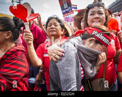 Bangkok, Thailand. 20. November 2013. Ein rotes Hemd Komfort eines ihrer Freunde, die weinte, als das thailändische Verfassungsgericht bestätigt würde nicht die Auflösung der Regierung von Premierminister Shinawatra zwingen. Tausende von Red Shirts liefern Unterstützer der Pheu Thai Partei in Thailand, versammelten sich im Rajamangala-Stadion in vorstädtischen Bangkok zu hören das thailändische Verfassungsgericht Urteil sein Urteil gegen die Regierung. Das Gericht entschied, dass die jüngsten Bemühungen der Regierung, eine Decke Amnestie Gesetz der thailändischen Verfassung verletzt aber das Gericht nicht der Partei aufzulösen Stockfoto