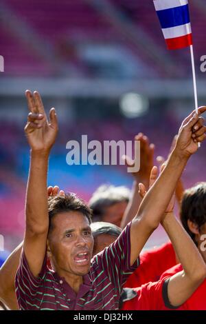Bangkok, Thailand. 20. November 2013. Thai Red Shirts Kundgebung zur Unterstützung der Regierung Mittwoch. Tausende von Red Shirts liefern Unterstützer der Pheu Thai Partei in Thailand, versammelten sich im Rajamangala-Stadion in vorstädtischen Bangkok zu hören das thailändische Verfassungsgericht Urteil sein Urteil gegen die Regierung. Das Gericht entschied, dass die jüngsten Bemühungen der Regierung, eine Decke Amnestie Gesetz der thailändischen Verfassung verletzt aber das Gericht nicht die Partei aufzulösen oder die Auflösung der Regierung, die am meisten gefürchtet hatte. Bildnachweis: Jack Kurtz/ZUMAPRESS.com/Alamy Live neu Stockfoto