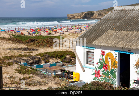 Am Strand Ferienhaus, Praia de Monte Clerigo, Aljezur. West-Algarve, Portugal. Unterwegs von Rota Vicentina Stockfoto