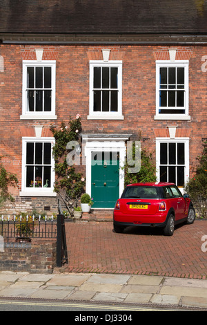 Freistehendes Haus, mit Blick auf Fluss Severn. Die Kaianlage Ironbridge, Shropshire, West Midlands, England, UK Stockfoto