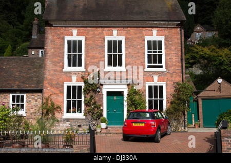 Freistehendes Haus, mit Blick auf Fluss Severn. Die Kaianlage Ironbridge, Shropshire, West Midlands, England, UK Stockfoto