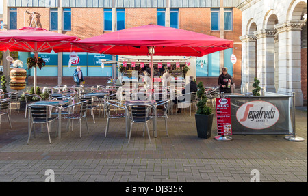 Exeter, Devon, England. Ein mobiles Café Café im Zentrum von Exeter, mit Sitzgelegenheiten unter großen Sonnenschirmen. Stockfoto