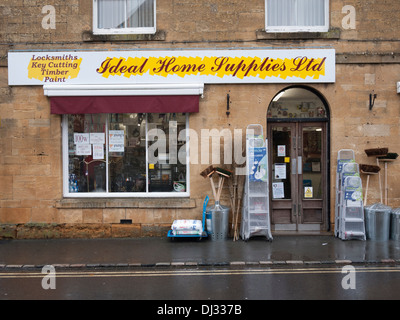 Ein herkömmlicher Hardware und Schlosser Ideal Home Supplies Ltd) einkaufen in Moreton in Marsh die Cotswolds UK Stockfoto