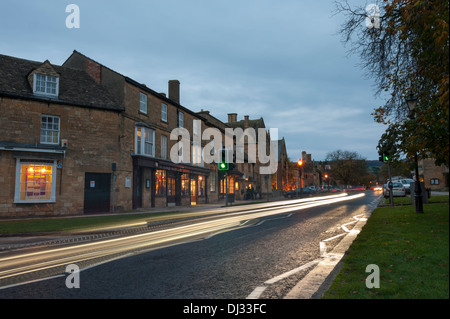 Licht Loipen vom Verkehr in der Abenddämmerung in Broadway Cotswolds UK Stockfoto