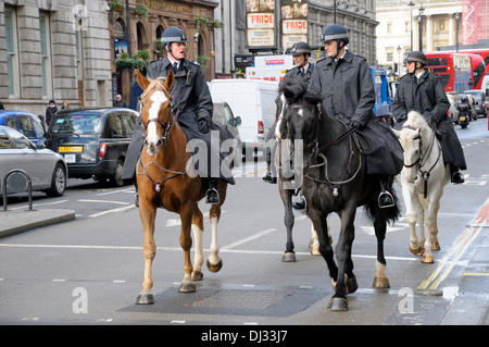 London, England, Vereinigtes Königreich. Berittene Polizei in Whitehall, Westminster Stockfoto