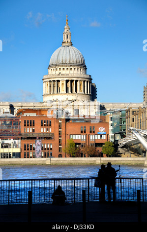 London, England, Vereinigtes Königreich. Str. Pauls Kathedrale, Themse und Menschen am Südufer Stockfoto