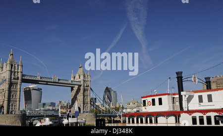 Tower Bridge und City of London mit Raddampfer im Vordergrund Fluss Themse London England Stockfoto