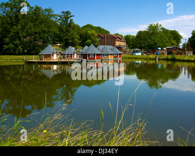 Historische Ölmühle mit schwimmenden Haus an der Ilm, Eberstedt, Thüringen, Deutschland Stockfoto