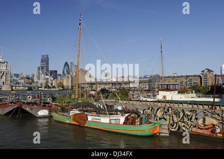 Blick auf die Tower Bridge und City of London von Downings Straßen Moorings auf dem Fluss Themse London England Stockfoto