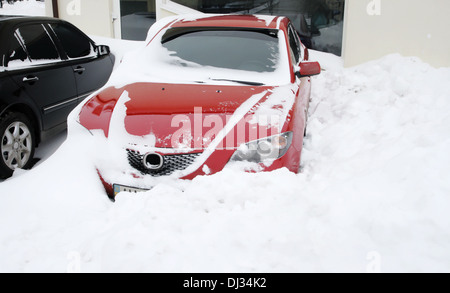 Schneefall extrem Situation, Autos in den Schnee, Europa, Ukraine Stockfoto