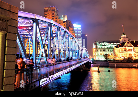 Shanghai Waibaidu Brücke in der Nacht mit buntem Licht über Fluss Stockfoto