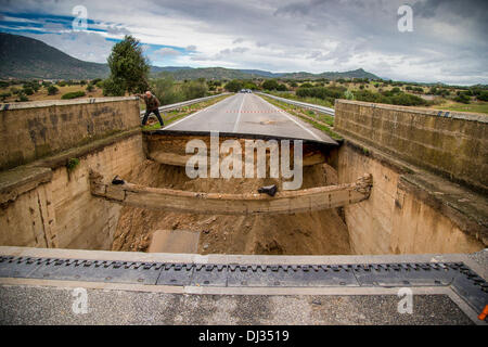 Provinz Nuoro, Sardinien. 20. November 2013. Das Gebiet zwischen Orgosolo und Oliena in den jüngsten Überschwemmungen beschädigt wurden. Zerstörte Brücken am Fluss Cedrino Credit: wirklich Easy Star/Alamy Live News Stockfoto