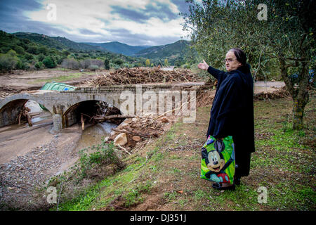 Provinz Nuoro, Sardinien. 20. November 2013. Das Gebiet zwischen Orgosolo und Oliena in den jüngsten Überschwemmungen beschädigt wurden. Zerstörte Brücken am Fluss Cedrino Credit: wirklich Easy Star/Alamy Live News Stockfoto