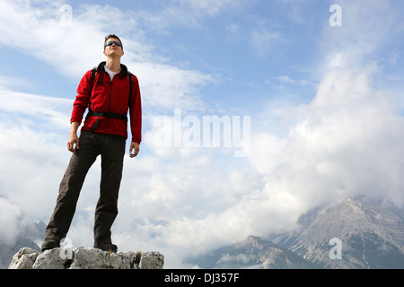 Junge Bergsteiger stehen auf einem Berggipfel und genießen Freiheit in den Bergen Stockfoto