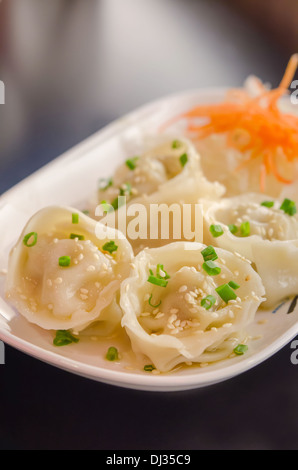 Mandu, Koreanisch Knödel gekocht Schweinefleisch Gyoza auf Teller Stockfoto