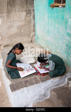 Junge indische Mädchen tun Schule arbeiten außerhalb ihrer indischen Dorf nach Hause. Andhra Pradesh, Indien Stockfoto