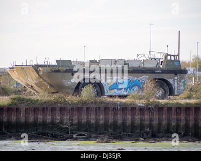 LARC-LX (Lighter Amphibious Resupply Cargo, 60 Tonnen) mit Graffiti in Harry Pfund Schrottplatz, Portsmouth sitzen. Stockfoto