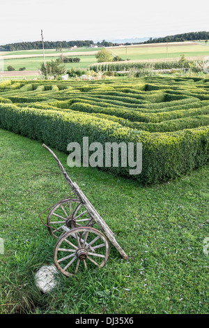 Holzkarren vor Labyrinth Stockfoto