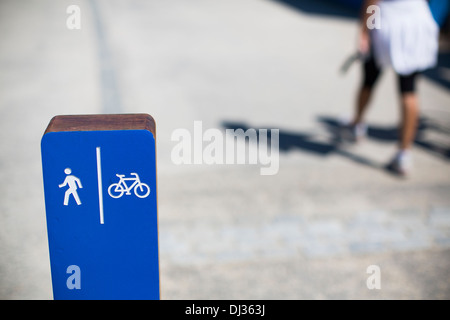 Blaue Wegweiser Lane und Spaziergang Fahrradweg in Brooklyn, New York an einem sonnigen Tag angibt. Stockfoto