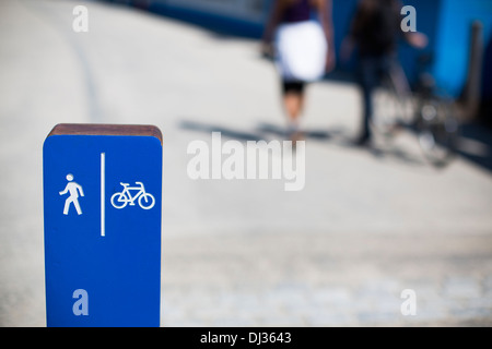 Blaue Wegweiser Lane und Spaziergang Fahrradweg in Brooklyn, New York an einem sonnigen Tag angibt. Stockfoto