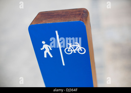 Blaue Wegweiser Lane und Spaziergang Fahrradweg in Brooklyn, New York an einem sonnigen Tag angibt. Stockfoto