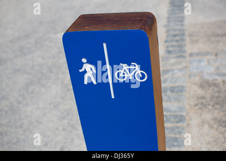 Blaue Wegweiser Lane und Spaziergang Fahrradweg in Brooklyn, New York an einem sonnigen Tag angibt. Stockfoto