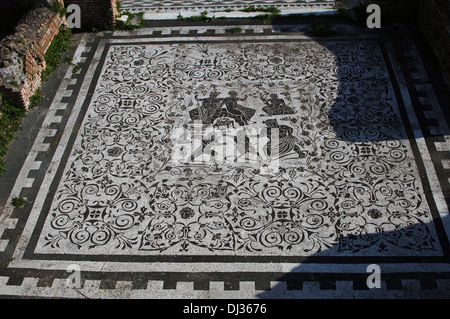 Italien. Ostia Antica. Haus von Bacchus und Ariadne. Bodenmosaik. Bacchus und seine Frau Ariadne und Pan und Eros kämpfen. Stockfoto