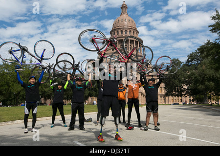 Mexikanischen National verlor seine Beine Kartell Gewalt, Fahrten Fahrrad aus El Paso, Texas, Austin zur Sensibilisierung Stockfoto