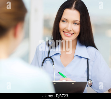 lächelnd, Arzt oder Krankenschwester mit Patienten Stockfoto