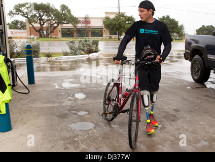 Mexikanischen National verlor seine Beine Kartell Gewalt, Fahrten Fahrrad aus El Paso, Texas, Austin zur Sensibilisierung Stockfoto