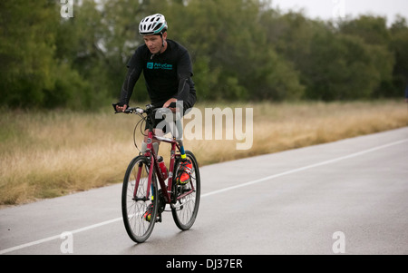 Mexikanischen National verlor seine Beine Kartell Gewalt, Fahrten Fahrrad aus El Paso, Texas, Austin zur Sensibilisierung Stockfoto