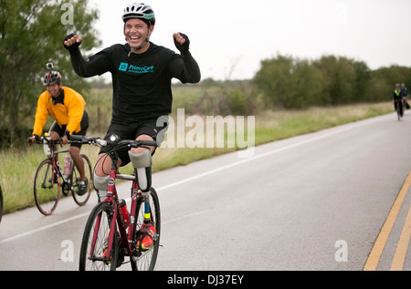 Mexikanischen National verlor seine Beine Kartell Gewalt, Fahrten Fahrrad aus El Paso, Texas, Austin zur Sensibilisierung Stockfoto