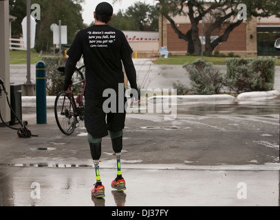 Mexikanischen National verlor seine Beine Kartell Gewalt, Fahrten Fahrrad aus El Paso, Texas, Austin zur Sensibilisierung Stockfoto