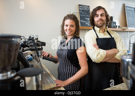 Zuversichtlich Arbeiter am Schalter im Coffeeshop Stockfoto