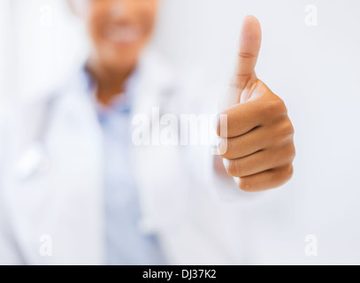 Ärztin, Daumen nach oben zeigen Stockfoto