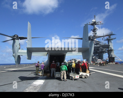 Ein MV-22 Osprey Flugzeug, 3rd Marine Expeditionary Brigade, die Durchführung einer bilateralen Bewertungsteam zugewiesen landet zum refu Stockfoto