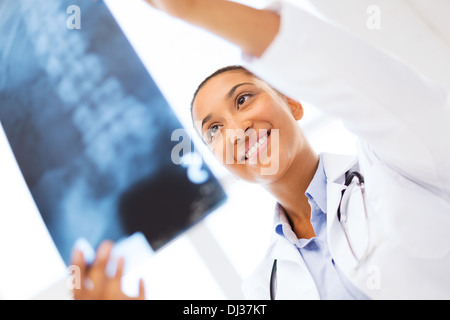 lächelnde Ärztin Studium x-ray Stockfoto