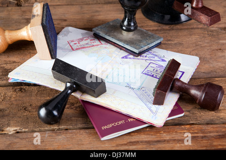 Verschiedene Bräuche Briefmarken liegen auf einem offenen Pass Stockfoto