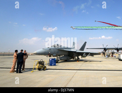 Vereinigte Staaten Luftwaffe Display Team, Al Fursan, überfliegt ein US Marine F-18E Super Hornet während der 2013 Dubai Airshow auf dem Dubai World Central Flughafen in Jebel Ali, 18. November 2013. Die Super Hornet ist derzeit die VFA-143, Scha zugewiesen Stockfoto