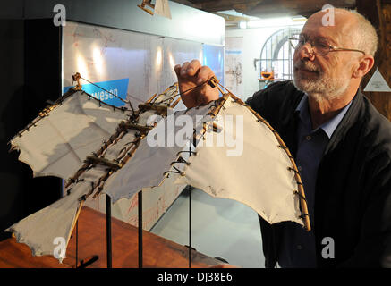 Stade, Deutschland. 14. November 2013. Horst Langer, Professor an der Hochschule Bielefeld und Leiter der Ausstellung "Leonardo da Vinci - Umzug Erfindungen" präsentiert das neu erstellte Modell einer Flug-Maschine (1487-1490) ist Teil der Ausstellung in der Schwedenspeicher in Stade, Deutschland, 14. November 2013. Studenten von der Universität Bielefeld wieder da Vincis Visionen aufgebaut. Sie werden in der Ausstellung vom 16. November 2013 bis 16. März 2014 angezeigt. Foto: Ingo Wagner/Dpa/Alamy Live News Stockfoto